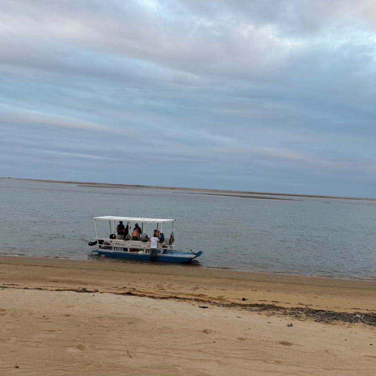 Banco de areia na maré baixa