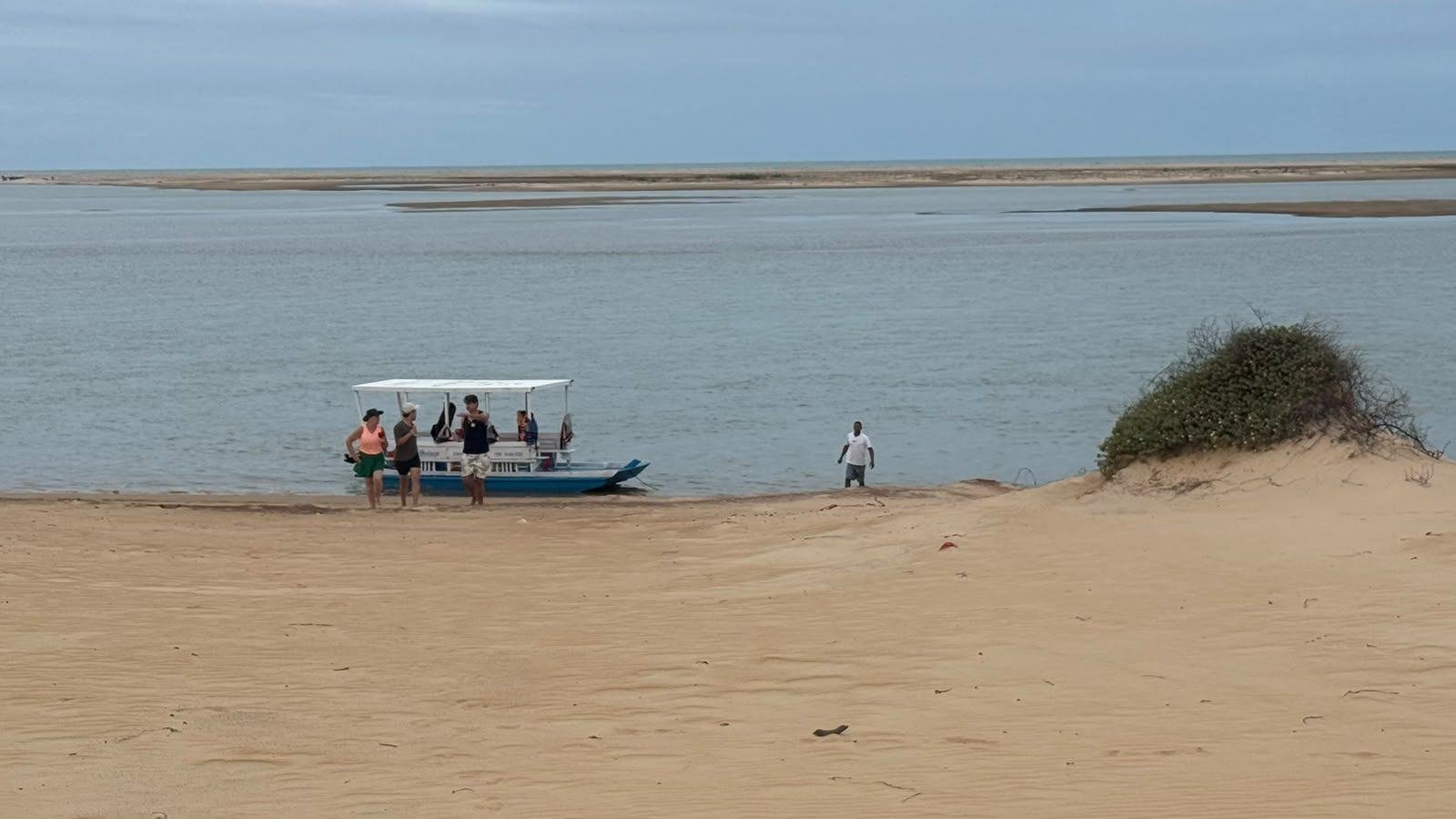Vista do encontro do Rio Parapuca com o mar em Boca da Barra